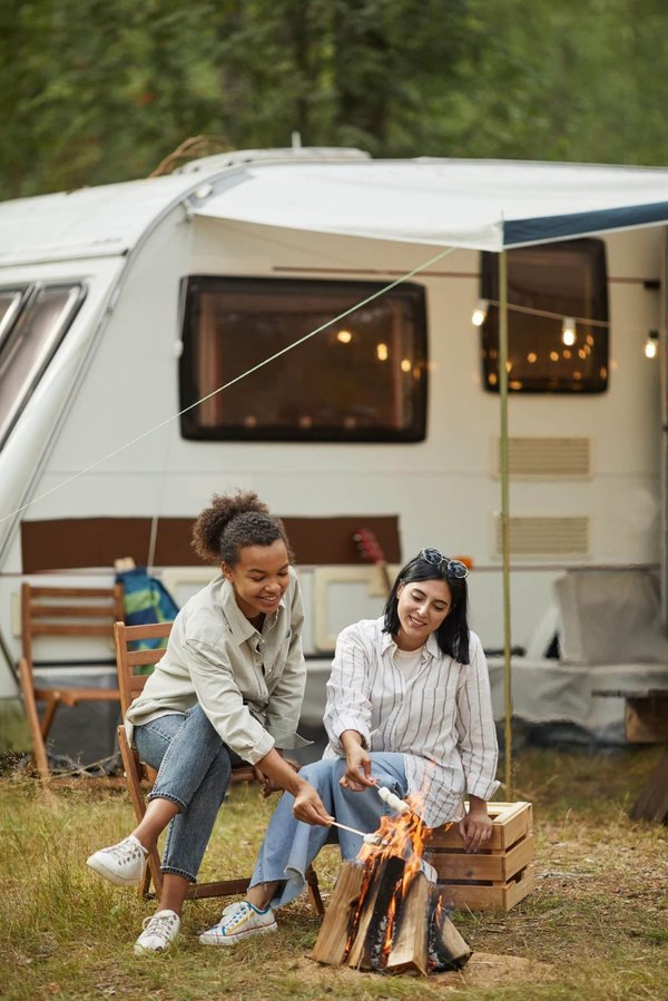 Quels dispositifs solaires portatifs recommander pour un camping itinérant en Nouvelle-Zélande?